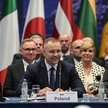 Prezydent RP Karol Nawrocki i były prezydent Andrzej Duda podczas sesji plenarnej XI Szczytu Inicjat