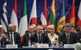 Prezydent RP Karol Nawrocki i były prezydent Andrzej Duda podczas sesji plenarnej XI Szczytu Inicjat