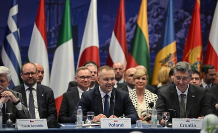 Prezydent RP Karol Nawrocki i były prezydent Andrzej Duda podczas sesji plenarnej XI Szczytu Inicjat
