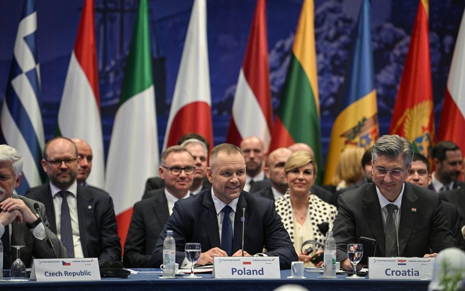 Prezydent RP Karol Nawrocki i były prezydent Andrzej Duda podczas sesji plenarnej XI Szczytu Inicjat