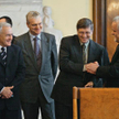 Prof. Michał Kleiber, minister nauki (drugi z lewej), obok premiera Leszka Millera, współzałożyciela