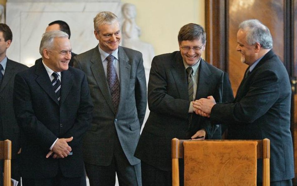 Prof. Michał Kleiber, minister nauki (drugi z lewej), obok premiera Leszka Millera, współzałożyciela