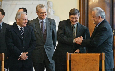 Prof. Michał Kleiber, minister nauki (drugi z lewej), obok premiera Leszka Millera, współzałożyciela