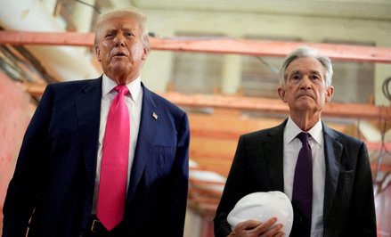 Donald Trump i przewodniczący Fed Jerome Powell podczas zwiedzania budynku Rady Rezerwy Federalnej, 