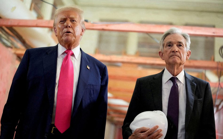 Donald Trump i przewodniczący Fed Jerome Powell podczas zwiedzania budynku Rady Rezerwy Federalnej, 