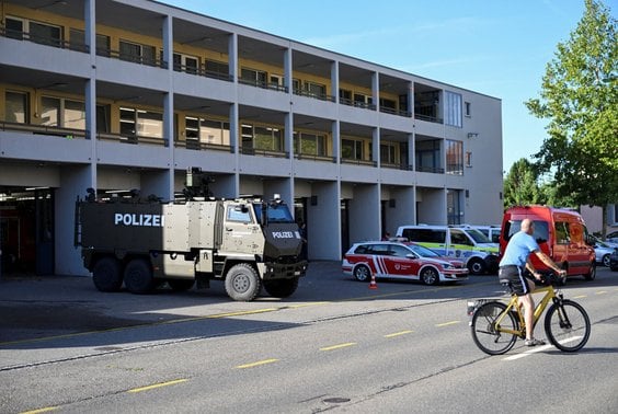 Opancerzony wóz policji w pobliżu miejsca strzelaniny w dzielnicy Schachen w Aarau