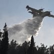 Samolot gaśniczy greckich sił zbrojnych gasi pożary lasów na północy Grecji, które wybuchły pod koni