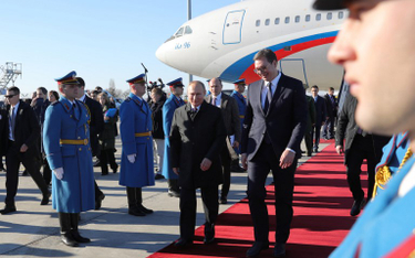 Putin z honorami witany w Belgradzie. Otrzymał psa