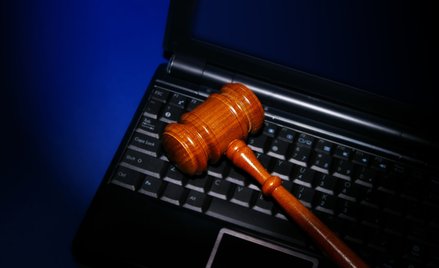 Ślepe pozwy wyeliminują hejt w sieci? „Kierunek dobry, wykonanie fatalne”