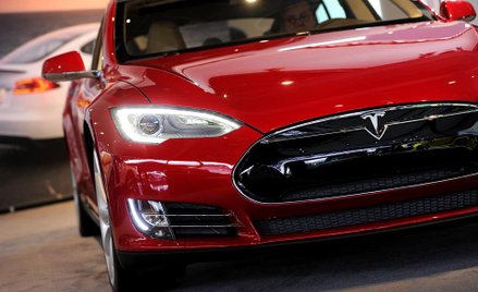 Tesla Model S do 100 km/h przyspiesza w niecałe 6 sekund