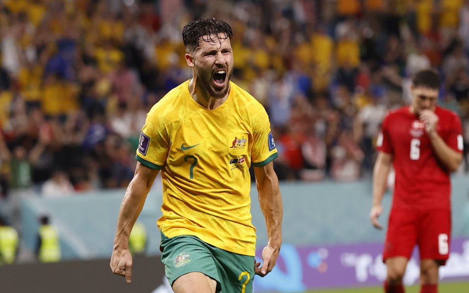 Mathew Leckie cieszy się po zdobyciu gola, który dał Australii awans do 1/8 finału