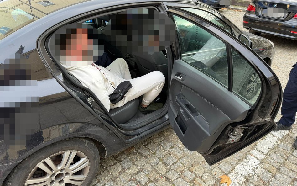 Zatrzymany mężczyzna z trzema zakazami prowadzenia pojazdów mechanicznych przyzanł policjantom, że m