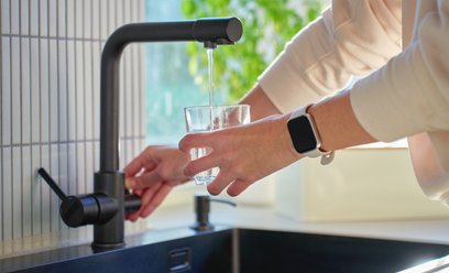 Naukowcy sprawdzili, czy spożywanie wody z dodatkiem fluoru może mieć wpływ na wyniki testów intelig