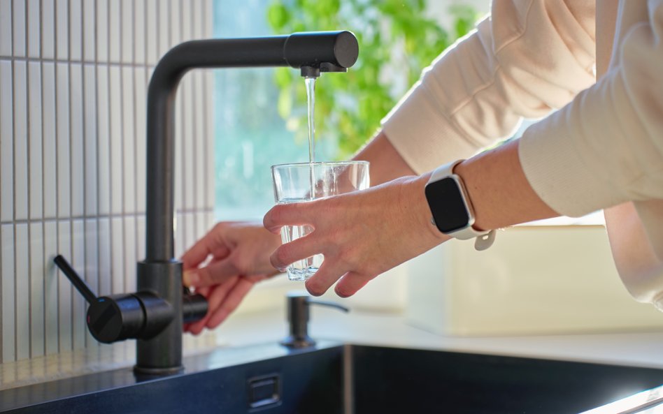 Naukowcy sprawdzili, czy spożywanie wody z dodatkiem fluoru może mieć wpływ na wyniki testów intelig