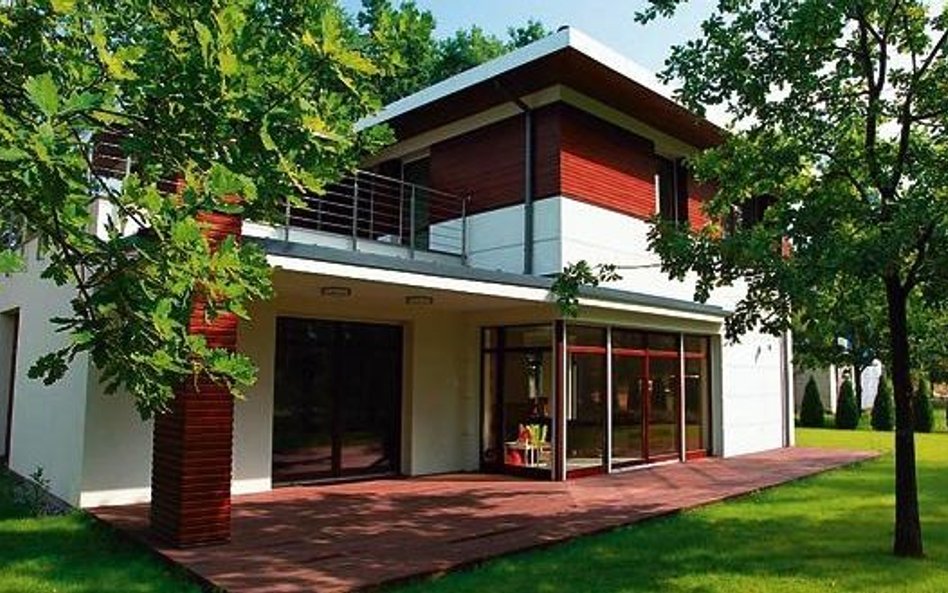 Sprzedaż domów jednorodzinnych. Za oknem domu musi być zielono