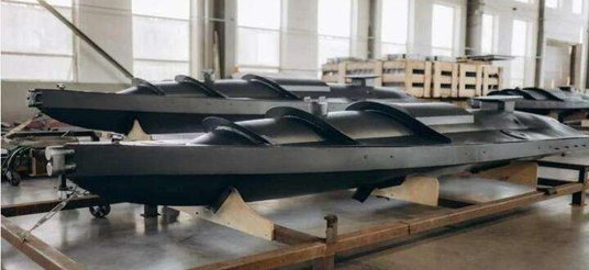 Bezzałogowce Mikoła-3 w warsztatach je kompletujących. Widoczne dwa zapalniki kontaktowe w przedniej