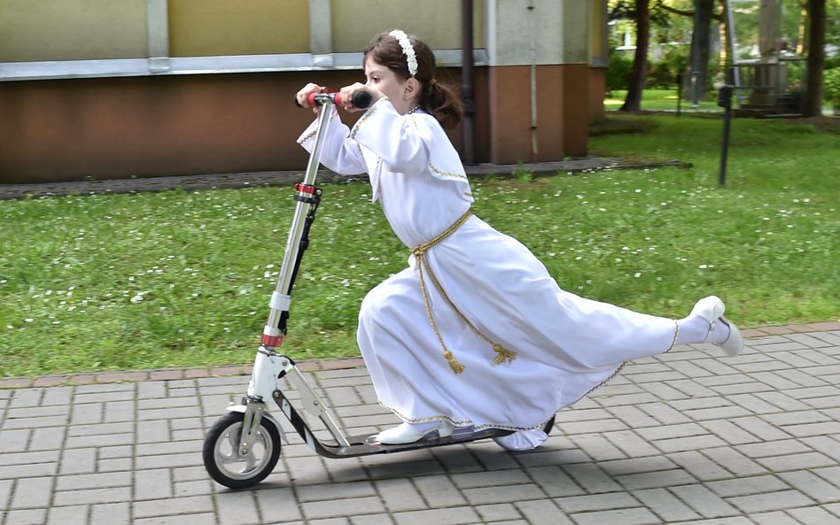 Komunia plus prezent od chrzestnych może się równać podatek. Jak go uniknąć?