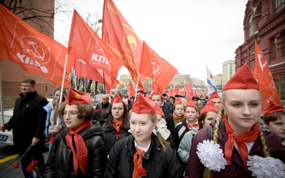 Młodzi działacze partii komunistycznej na placu Czerwonym obchodzą 152. urodziny Włodzimierza Lenina