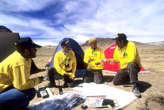 Badacze analizują potok Apachetę, odcinek źródłowy Amazonki