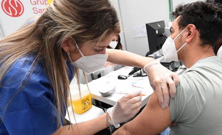 Bez pensji i pracy do końca roku. Kara za odmowę szczepienia