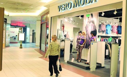 Przez utrzymującą się w listopadzie ciepłą pogodę klienci ograniczyli zakupy zimowej odzieży i obuwi