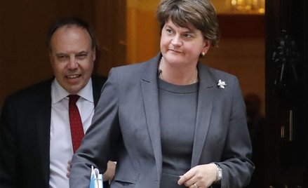 Sojusznicy Johnsona: Nie poprzemy umowy, która dzieli brytyjski rynek