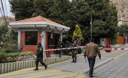Boliwijscy policjanci na posterunku nieopodal ambasady Meksyku w La Paz