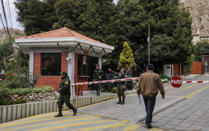 Boliwijscy policjanci na posterunku nieopodal ambasady Meksyku w La Paz