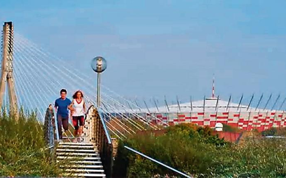 Przed Stadionem Narodowym rozgrywa się jedna z ostatnich scen promocyjnego filmu