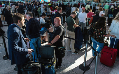 Brak pracowników na lotniskach u progu wakacji jest powodem długiego oczekiwania pasażerów na lotnis