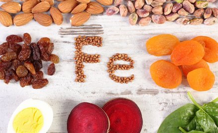 Żółtka, nasiona roślin strączkowych, orzechy i morele to – poza czerwonym mięsem – najbogatsze źródł