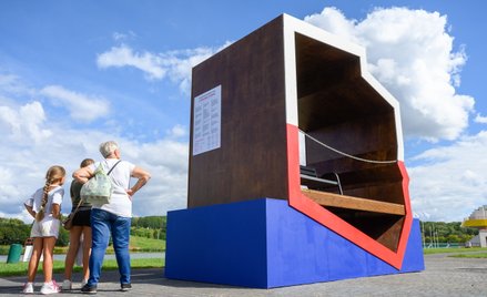 Ławka „Z polską flagą” sfinansowana stanęła m.in. na brzegu Jeziora Maltańskiego w Poznaniu