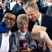 Donald Tusk z wyborcami podczas konwencji PO