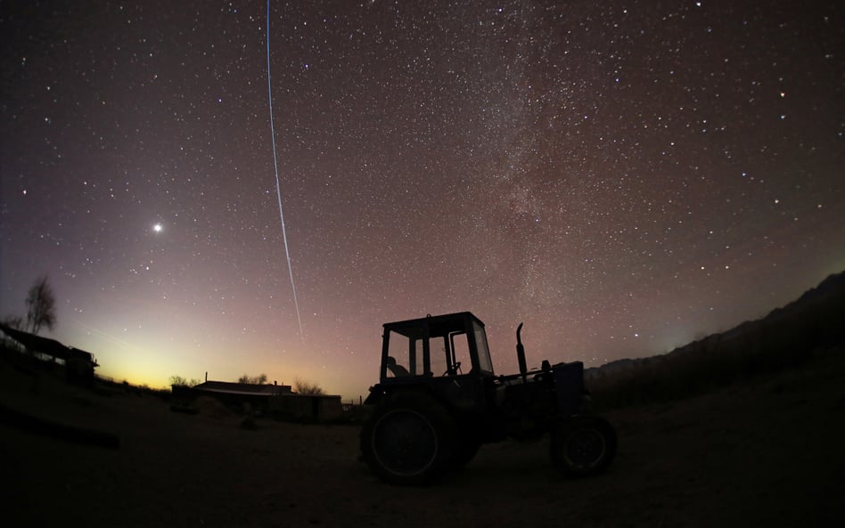 Satelity Starlink widoczne na niebie nad Kazachstanem