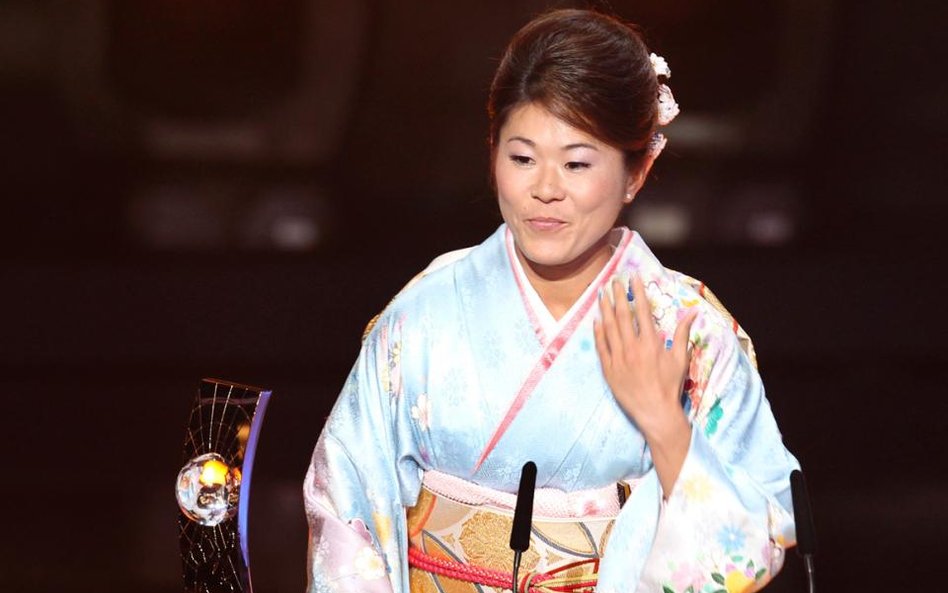 Homare Sawa, kapitan reprezentacji Japonii, z pucharem dla najlepszej piłkarki świata roku 2011