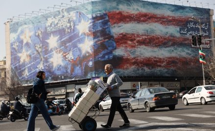 Antyamerykański banner na jednym z budynków w Teheranie