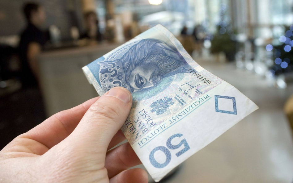 Czy bank może pobrać opłatę za wpłatę w okienku, gdy wpłatomat nie działa