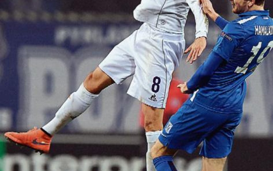 Kaspar Hamalainen (walczy o piłkę z Matiasem Vecino z Fiorentiny) drugi sezon z rzędu jest najlepszy