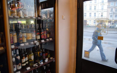 Godziny otwarcia sklepów z alkoholem to często problem dla władz lokalnych, mieszkańców oraz przedsi