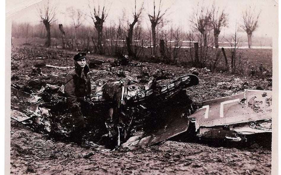 Tadeusz Szlenkier, pilot RAF, przy FW190 zestrzelonym w styczniu 1945 roku w bitwie pod Gandawą