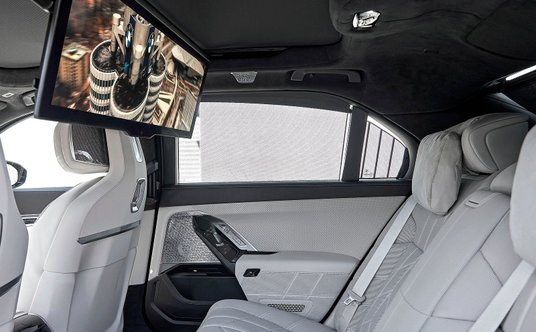 31,3 calowy wyświetlacz