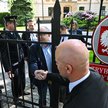 Sędzia TK Marcin Dziurda (C) wita się przez furtkę z sędzią Bartłomiejem Starostą, członkiem nowej K