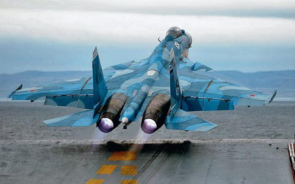 Jedną z zalet Su-33 jest możliwość startu z pokładu lotniskowca (na zdjęciu rosyjskie manewry na Mor