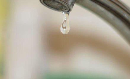 Stawka VAT a najem: woda i ścieki z 8 proc. podatek