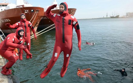 Mężczyźni trenujący do egzaminu na oficerów bezpieczeństwa morskiego w porcie gdyńskim.