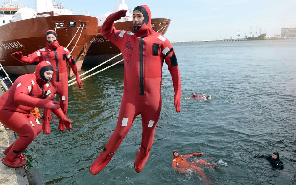 Mężczyźni trenujący do egzaminu na oficerów bezpieczeństwa morskiego w porcie gdyńskim.