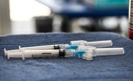 Zakażenie COVID-19 po dwóch dawkach szczepionki