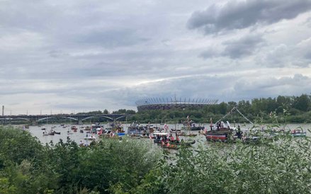 Kilka minut przed godziną W na Wisłę wypłynęła parada łodzi w hołdzie Powstańcom