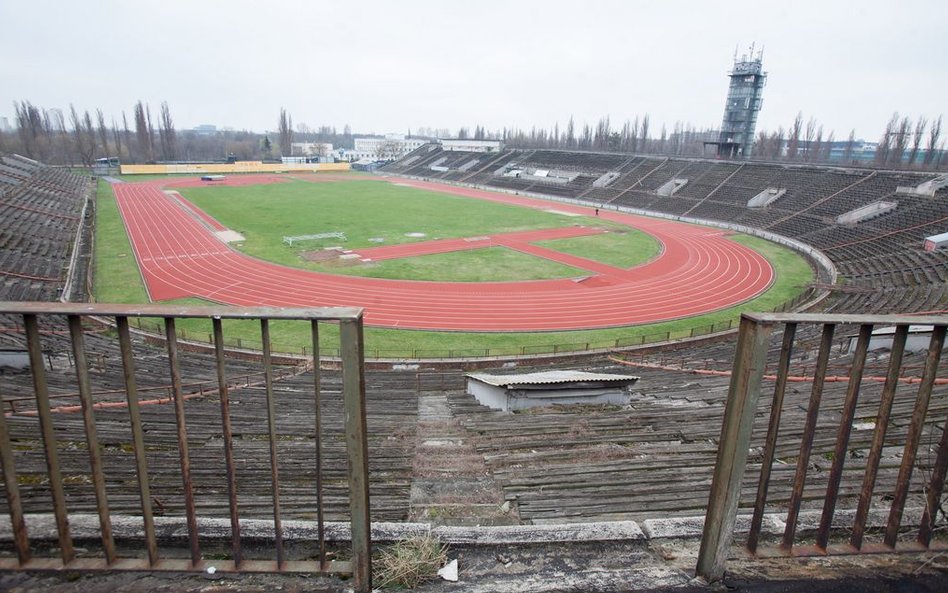 Stadion Skry według obietnic miał się zamienić w lekkoatletyczną perełkę. Na razie straszy.