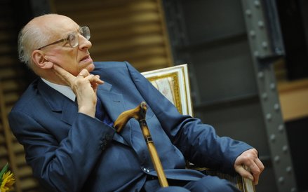 Pełnomocnik Prezesa Rady Ministrów ds. dialogu międzynarodowego Władysław Bartoszewski podczas spotk